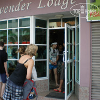 Lavender Lodge Вход в отель