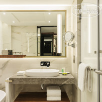 Le Meridien Dubai Hotel & Conference Centre Deluxe Guest Bathroom