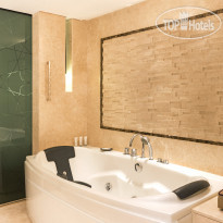 Le Meridien Dubai Hotel & Conference Centre Le Royal Club Guest Bathroom