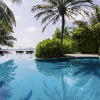 Открытый бассейн  в Robinson Club Maldives 5*