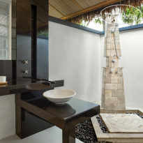 Dhawa Ihuru Beachfront Villa - Shower