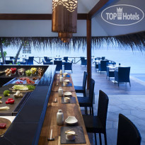 Taj Coral Reef Resort & Spa The Grill - ресторан у бассейн