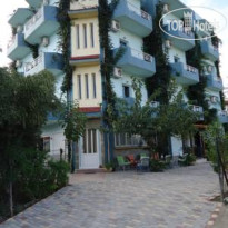 Saloustros Apartments Отель