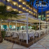 H10 Cambrils Playa Restaurant's terrace at night