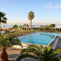 Crowne Plaza Limassol открытый бассейн с джакузи