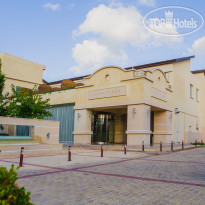 Napa Plaza Hotel Entrance