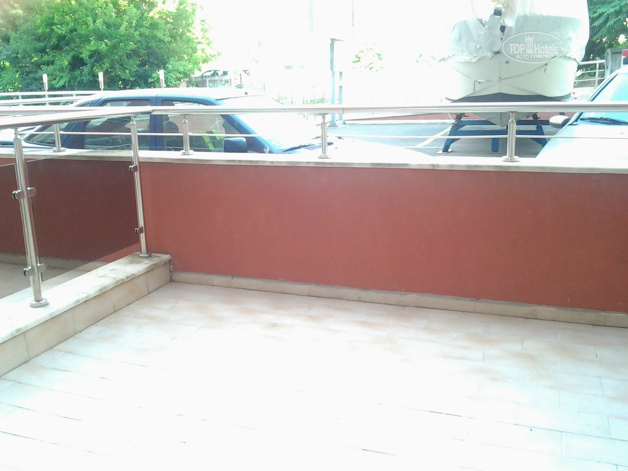 Вид с балкона на парковку - picture of hotel vigo, nessebar .