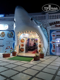 Pickalbatros Aqua Blu Resort - Sharm El Sheikh 4* На право от ворот отеля есть ресторан, где норм.цена на морепродукты на вынос, и пока ожидаете, это 15 мин, угощают очень вкусным коктейлем из лайма - Фото отеля