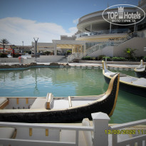 Pickalbatros Aqua Blu Resort - Sharm El Sheikh 4* На территории красивые каналы, по ним катают на этих гондолах - Фото отеля