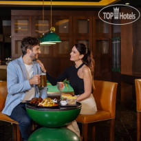 Fairmont Ajman Xolo Sports Bar. Вход в бар ра