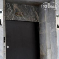 Capital House Вход в отель
