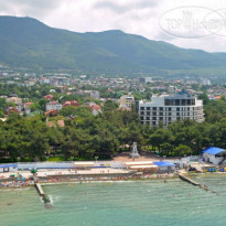 ПРИМОРЬЕ GRAND RESORT HOTEL Отель и пляж, вид сверху.