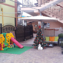 V Gostyah U Julii Guest House двор