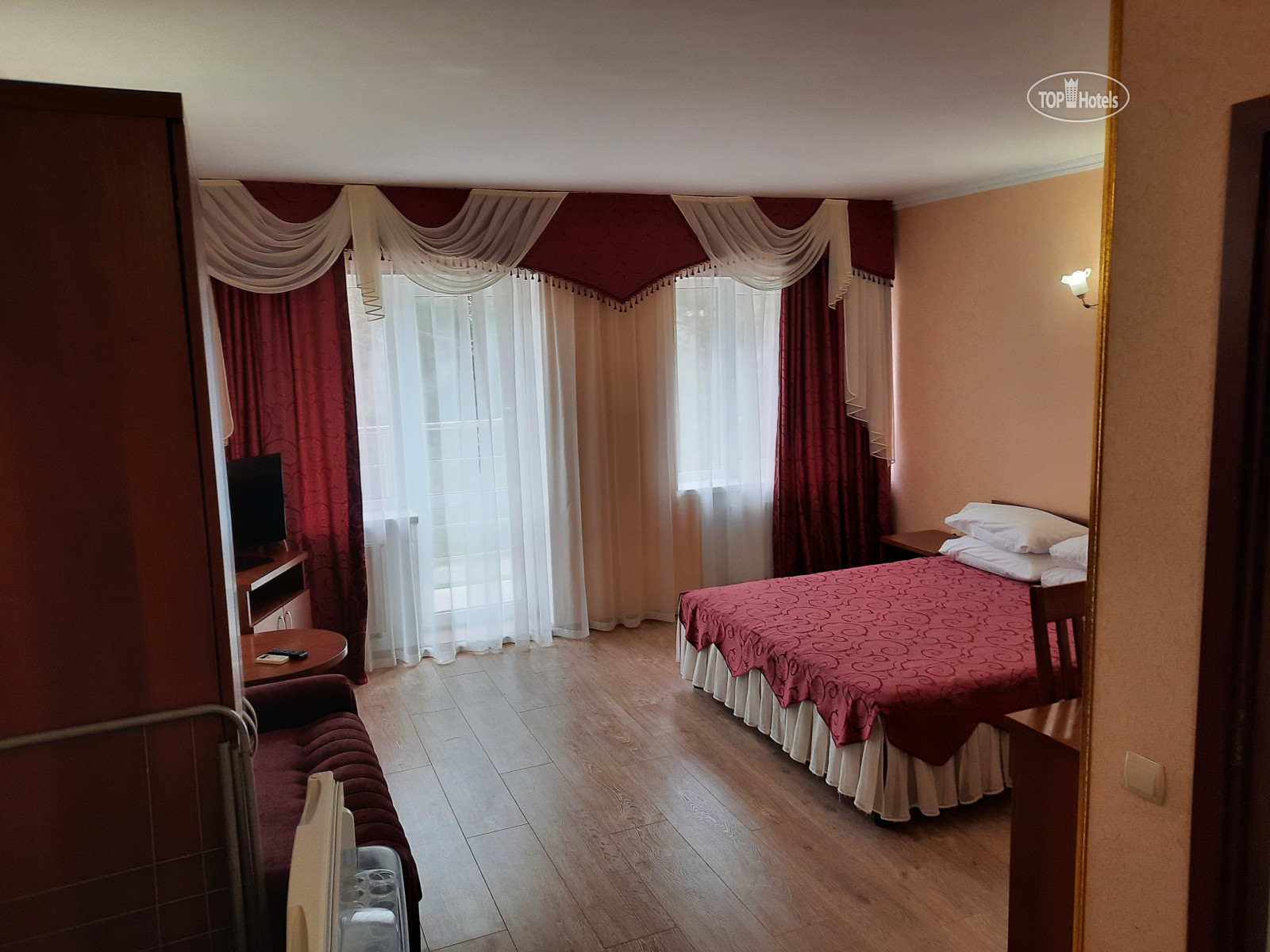 Местная 25. Коттедж лесная светелка. Парк отель "покровское" ооо "царский лес". Парк покров отель. Покровское царский лес номера эконом.