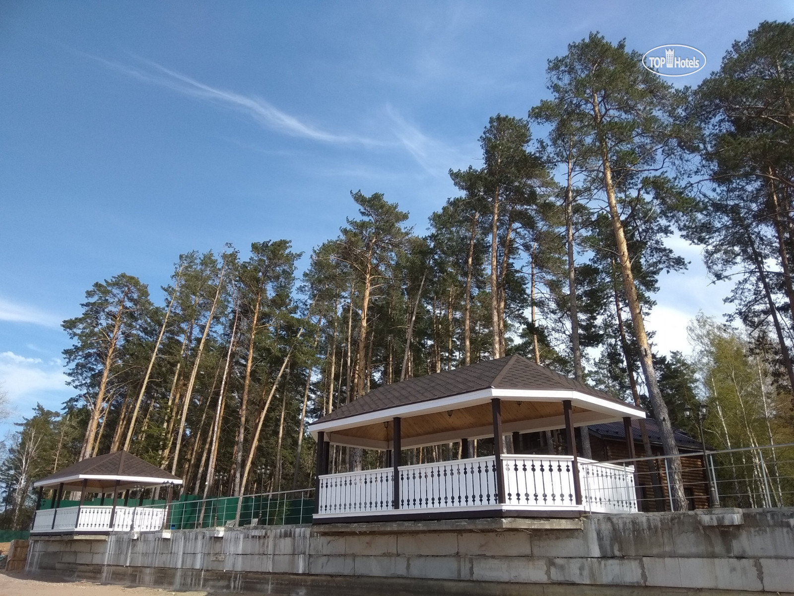 гостевой комплекс берег. беседка у волги самара. гостевой комплекс берег. турбаза русский берег ульяновск. берег турбаза ульяновск.