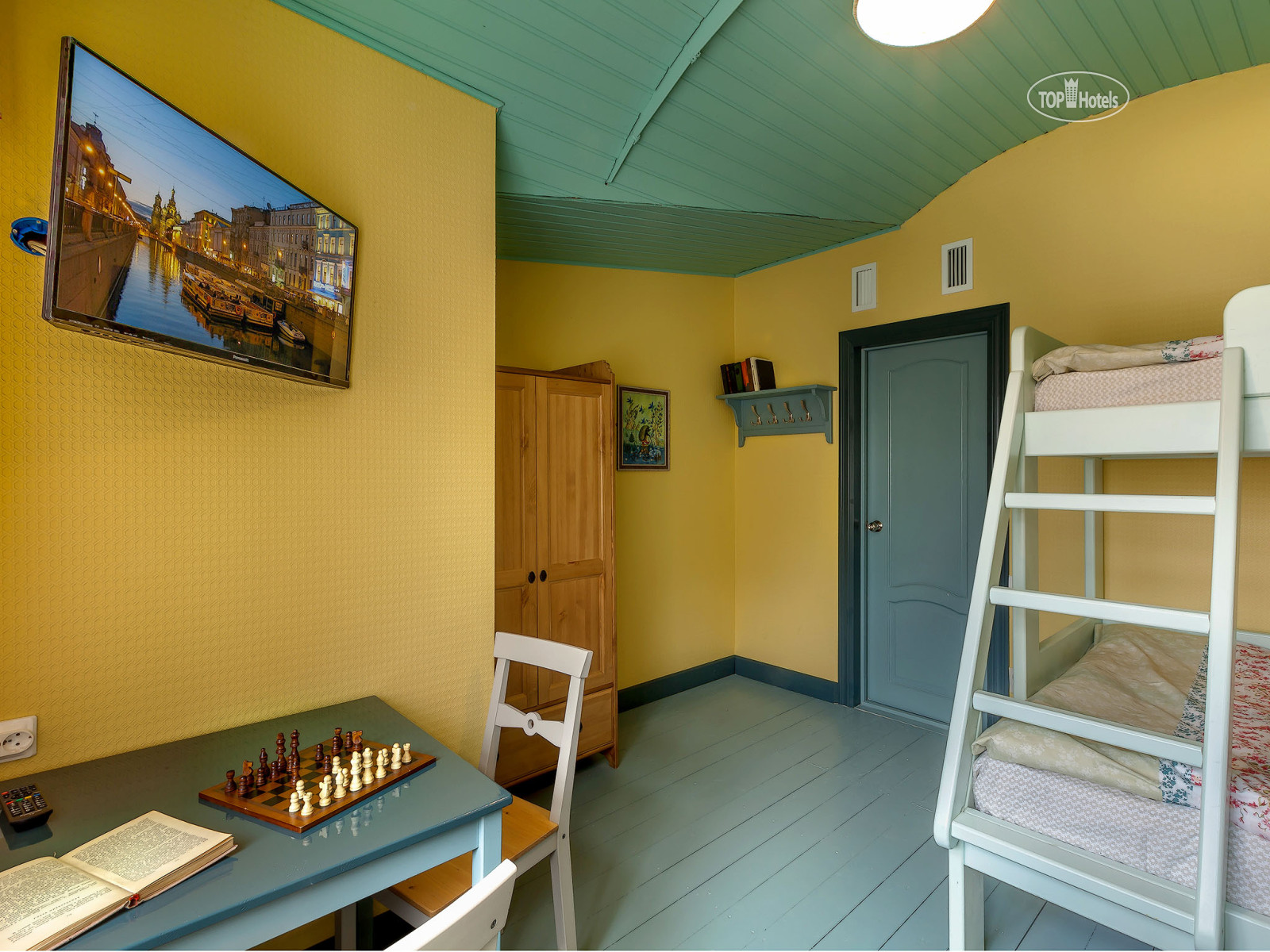 грибоедова 19 санкт-петербург. друзья у дома книги. хостел друзья питер. друзья у дома книги санкт. хостел family room.