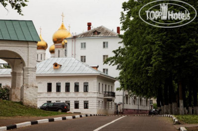 Отель достоевский ярославль сайт. Отель Достоевский Ярославль. Отель Достоевский в Ярославле фото. Церковь рядом с гостиницей Ленинградской. Церковь возле гостиницы Россия.