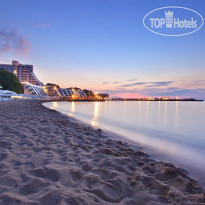 Roubin (closed) Night view from the beach