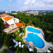Dolphin hotel and its swimming pool - 