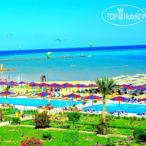 Пляжный бассейн с интегрированным Детским Бассейном в SUNRISE Solara Aqua Park Resort 4*