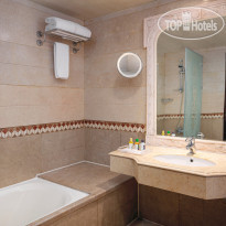 Palm Royale Resort Soma Bay Bathroom with Bathtub