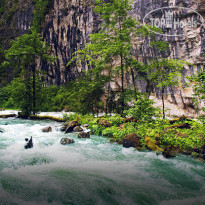 Grass Hotel Canyon Река рядом с отелем.