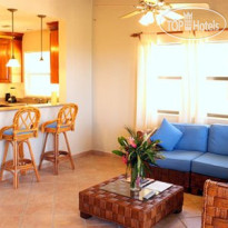 Clarion Suites Roatan at Pineapple Villas 