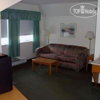 Econo Lodge Inn & Suites Kamloops Просторный люкс с гостиной