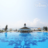 Vinpearl Resort & Spa Ha Long Outdoor Swimming Pool