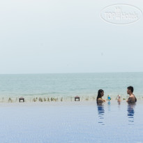 Hon Rom Central Beach Resort Infinity pool