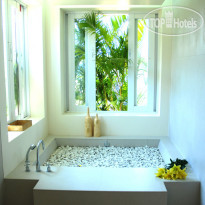 Azerai Ke Ga Bay Mandarin Suite bathtub