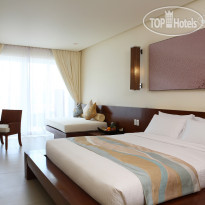 Azerai Ke Ga Bay Mandarin Suite bed