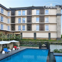 Golden Tulip Essential Denpasar Бассейн