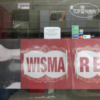 Wisma Red Makassar Вход в отель