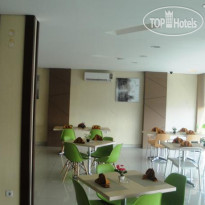 Max Hotel Makassar Ресторан