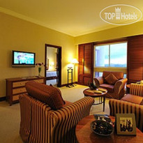 Bangi Resort Hotel pool-palm-suite