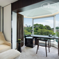 Shangri-La Singapore Desk in Bedroom