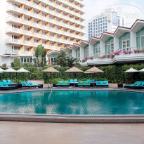 Dusit Thani Bangkok Swimming Pool