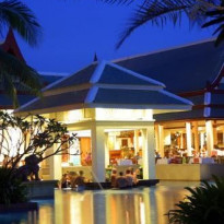 Holiday Inn Resort Phuket Busakorn Swim up bar