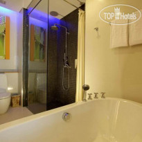 The Kee Resort & Spa Separate bath and shower for a