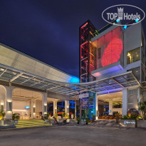 The Kee Resort & Spa Hotel lobby at night