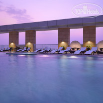 Открытый бассейн Breeze Pool в Dusit Thani Abu Dhabi 5*