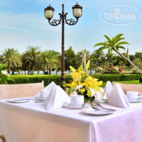 Dhafra Beach ресторан с видом на сад