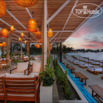 Radisson Blu Hotel & Resort, Abu Dhabi Corniche Пляжный ресторан - The Cove