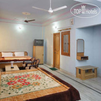 Raj Bed & Breakfast Hotel 