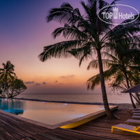 Infinity Pool  в Fiyavalhu Resort Maldives 4*