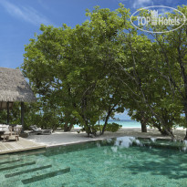 Vakkaru Maldives Beach Pool Suite swimming pool