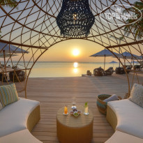 The Nautilus Maldives Lounge у основного бассейна