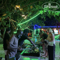 Dhiffushi Inn Beach live music and BBQ