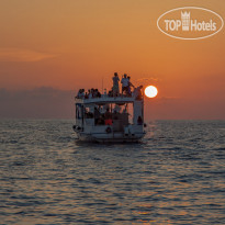 Meeru Island Resort & Spa Круиз на закате